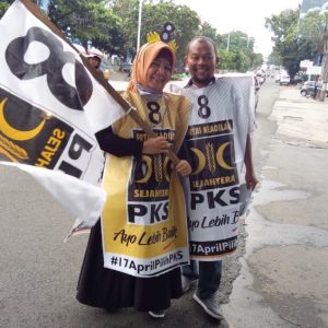 Romantis, Owner Bengkel Knalpot ini Hadiri Flashmob PKS Bareng Istri