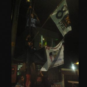 Bendera Sering Hilang, Kader PKS ini Lakukan Aksi “Panjat Pinang”