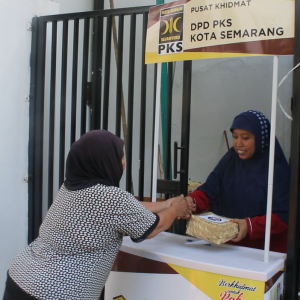 Kurangi Penggunaan Plastik, PKS Kota Semarang Gunakan Besek dan Daun Jati untuk Pembagian Daging Kurban