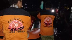 Puluhan Relawan PKS Kota Semarang Bantu Penanganan Banjir Rob, dari Evakuasi Hingga Suplai Nasi Bungkus untuk Pengungsi